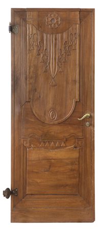 MOBILE DEL XVIII SECOLO PORTA IN NOCE, XVIII SECOLO, scolpita con rosetta e...