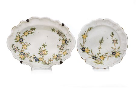 CERAMICA UN BACILE E UN PIATTO IN MAIOLICA, XVIII SECOLO, polilobati, decoro...