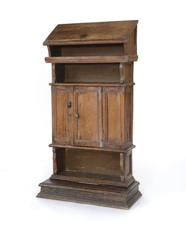 MOBILE DEL XVIII SECOLO MOBILETTO CON LEGGIO IN NOCE, XVIII SECOLO, con...