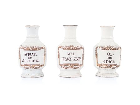 CERAMICA TRE BOTTIGLIE IN MAIOLICA, FINE XVIII SECOLO, decoro a cartigli...