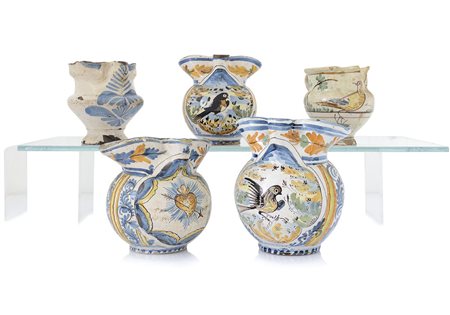 CERAMICA CINQUE BROCCHE IN MAIOLICA, XVIII-XIX SECOLO, tre con decoro...