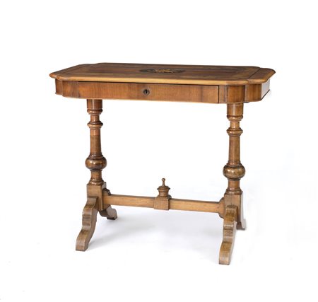 MOBILE DEL XIX SECOLO TAVOLINO SCRITTOIO IN LEGNI VARI, XIX SECOLO, piano...