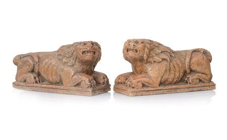 SCULTORE DEL XX SECOLO COPPIA DI LEONI STILOFORI IN MARMO, XX SECOLO,...