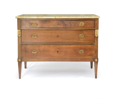 MOBILE DEL XVIII SECOLO CASSETTONE IN NOCE, FINE XVIII SECOLO, fronte a tre...