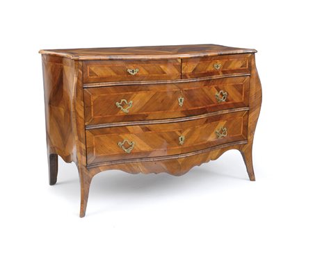 MOBILE DEL XVIII SECOLO CASSETTONE LASTRONATO IN NOCE, XVIII SECOLO, fronte e...