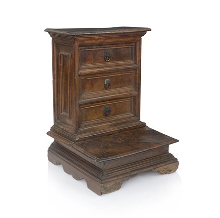 MOBILE DEL XVIII SECOLO INGINOCCHIATOIO IN NOCE, XVIII SECOLO, fronte a tre...