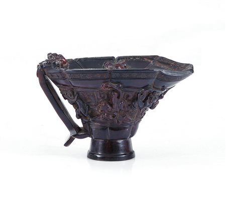 ARTE ORIENTALE COPPA IN CORNO, XX SECOLO, decori ad intaglio ad animali e...