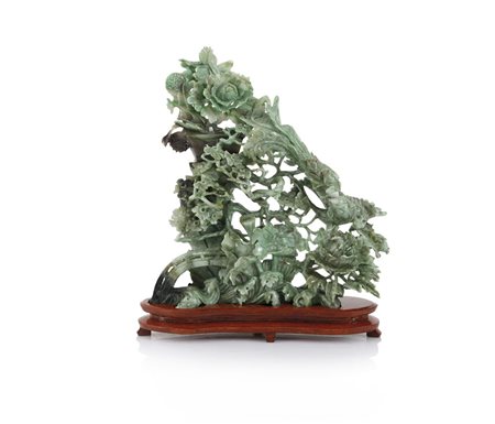 ARTE ORIENTALE SCULTURA IN GIADEITE, CINA, XX SECOLO, a forma di ramo fiorito...