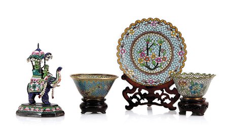 ARTE ORIENTALE DUE COPPETTE E UN PIATTO DECORATI A SMALTI PLIQUE A JOUR E UNA...