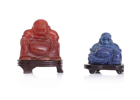 ARTE ORIENTALE UN BUDDHA IN LAPISLAZZULI E UNO IN CORNIOLA, CINA, INIZIO XX...