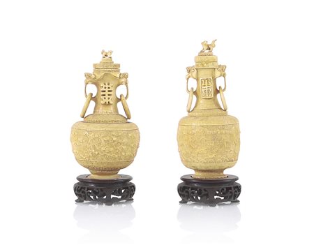 AVORIO DUE VASETTI CON COPERCHIO IN AVORIO, CINA, INIZIO XX SECOLO, piriformi...