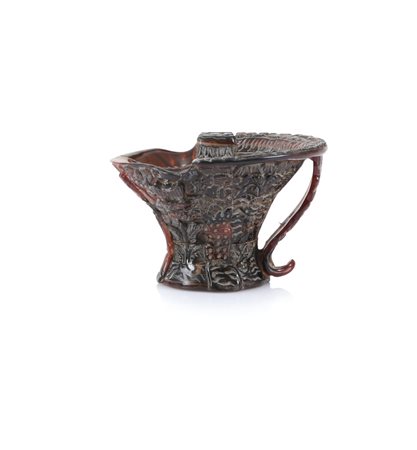 ARTE ORIENTALE COPPA IN CORNO, XX SECOLO, decori ad intaglio con figure entro...