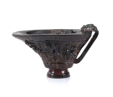 ARTE ORIENTALE COPPA IN CORNO, XX SECOLO, decori ad intaglio ad animali e...