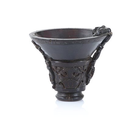 ARTE ORIENTALE COPPA IN CORNO, XX SECOLO, decori ad intaglio e bordi a greche...