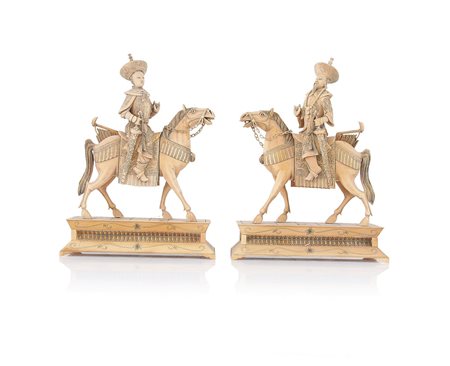 AVORIO COPPIA DI GRUPPI IN AVORIO, CINA, INIZIO XX SECOLO, raffiguranti...