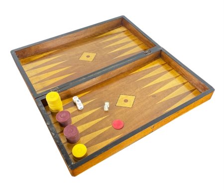 Scacchiera contenitore, 20°secolo Scacchiera contenitore apribile a forma di...