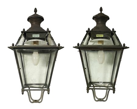 Coppia di due lampioni, struttura in metallo e vetro, 20° secolo Coppia di...