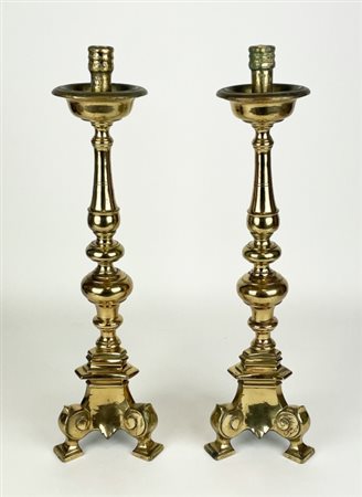 Coppia di candelabri in ottone, fusto tornito e piacevolmente decorato,...