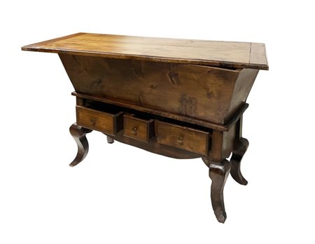 Credenza, 19° secolo. Antica credenza in pioppo tinto noce risalente alla...