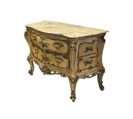 Cassettiera, XX secolo. Cassettone laccato in stile veneziano con piano in...