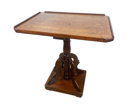 Tavolino da caffè con piano a vassoio, XX secolo. Tavolino da caffè in legno...