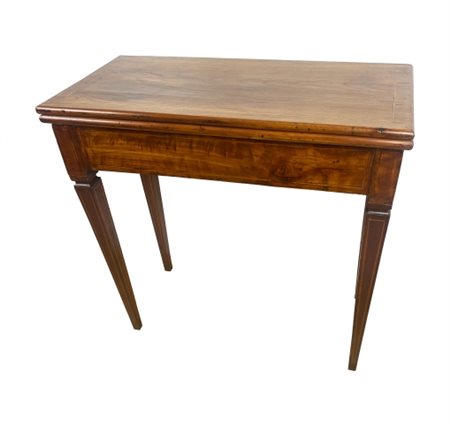 Tavolino pieghevole, 20° secolo, Tavolino in noce, presumibilmente prodotto...