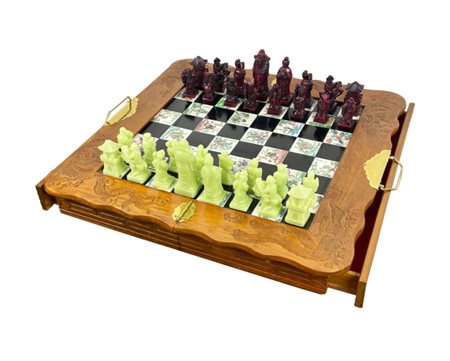 Piccolo mobile a valigia con scacchiera, XX secolo. Una curiosa scacchiera...