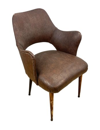 Sedia, XX secolo. Curiosa poltrona a pozzetto Art Déco, rivestita in pelle...