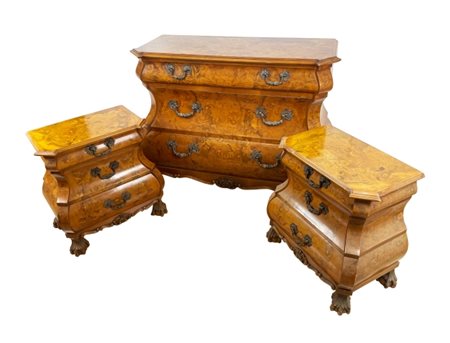 Set comò e comodino, XX secolo. Set in stile olandese, in legno...