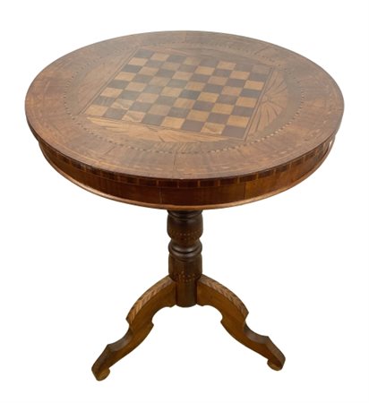 Tavolino da tè, XX secolo. Mobile con base in noce, piano rotondo...