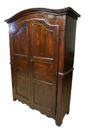 Armadio a due ante, XVIII secolo. Armadio in abete e noce, stile Barocco....