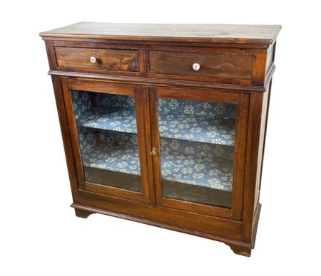 Piccola credenza a due ante, XX secolo. Mobiletto con due ante a vetro e...