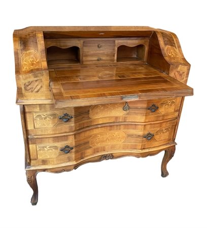 Cassettiera a ribalta, prima metà del XX secolo. Struttura mistilinea su...