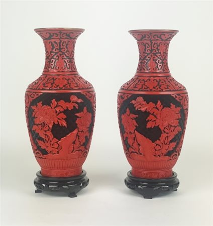 Coppia di vasi autentici laccati al cinabro, 20° secolo, Ogni vaso ha un...