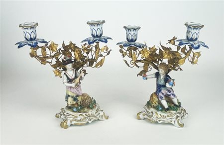 Coppia di candelabri in porcellana policroma di Capodimonte e bronzo dorato,...