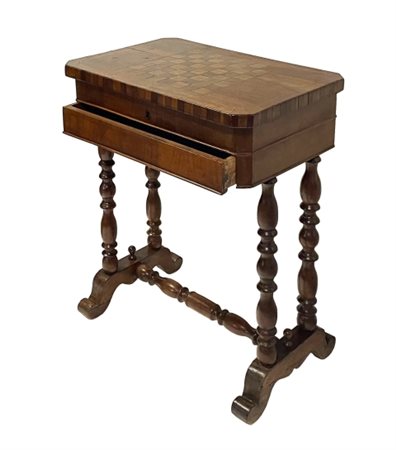 Mobiletto da cucito XIX secolo. Particolare mobiletto da cucito con piano...