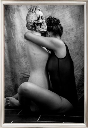 Eniola Desmet, “Memento Mori”, 2024, Stampa Fine Art su Hahnemühle, Edizione...