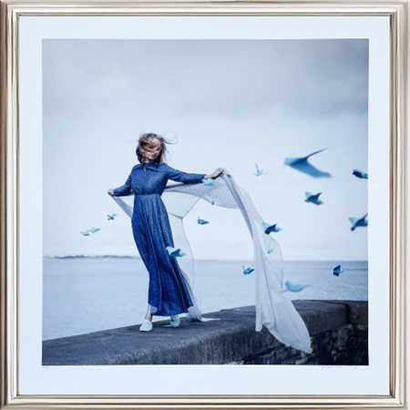 Dasha Pears, “Wind In Her Hair”, 2022, opera d'arte su bambù Hahnemühle di...