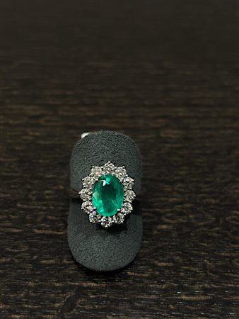 Anello con smeraldo e diamanti
