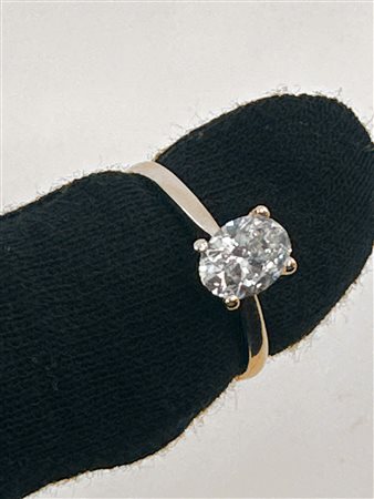 Anello solitario da fidanzamento con diamante labgrwon ovale in oro giallo
