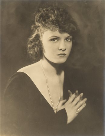 Alfred Cheney Johnstone (1884 - 1971)  - Ritratto con perle, 1930s