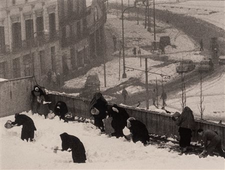 Colita (1940 - 2023)  - Desde el terrado. Monjas quitando nieve, 1962