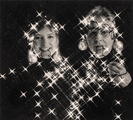 Elliott Erwitt (1928 - 2023)  - Senza titolo (Pia+Elliott), 2001