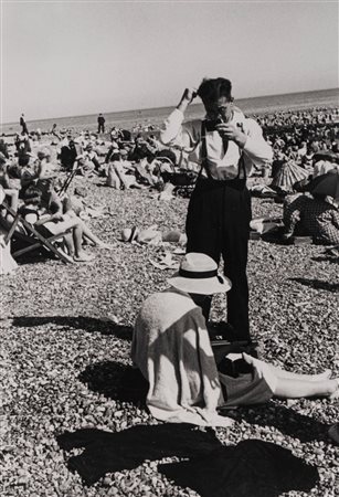 Gisele Freund (1908 - 2000)  - Homme se coiffant sur la plage Brighton, 1935
