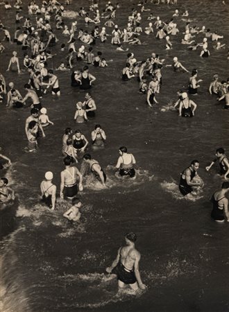 Joseph Kaplan (attribuito a) (1900 - 1980)  - Untitled (Gente in acqua, New York), 1930s