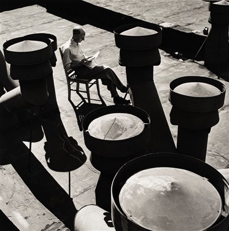 André Kertész (1894 - 1985)  - 20 Street west NY - on reading, 1943