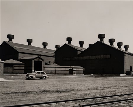 Fred Korth (1902 - 1983)  - Senza titolo (Tre magazzini e un'automobile), 1970s