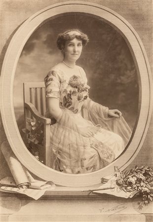 Felix Nadar (1820 - 1910)  - Senza titolo (Ritratto di donna alla moda), 1890s