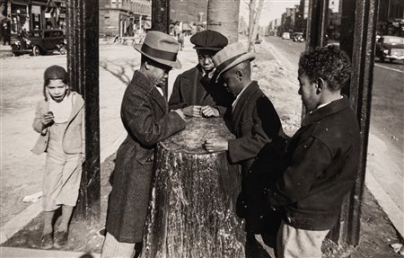 Aaron  Siskind (1903)  - Harlem, 1940