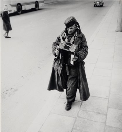 Antanas Sutkus (attribuito a) (1939)  - Melody of lonleness, Vilnius, dalla serie "People of Lithuania", 1977